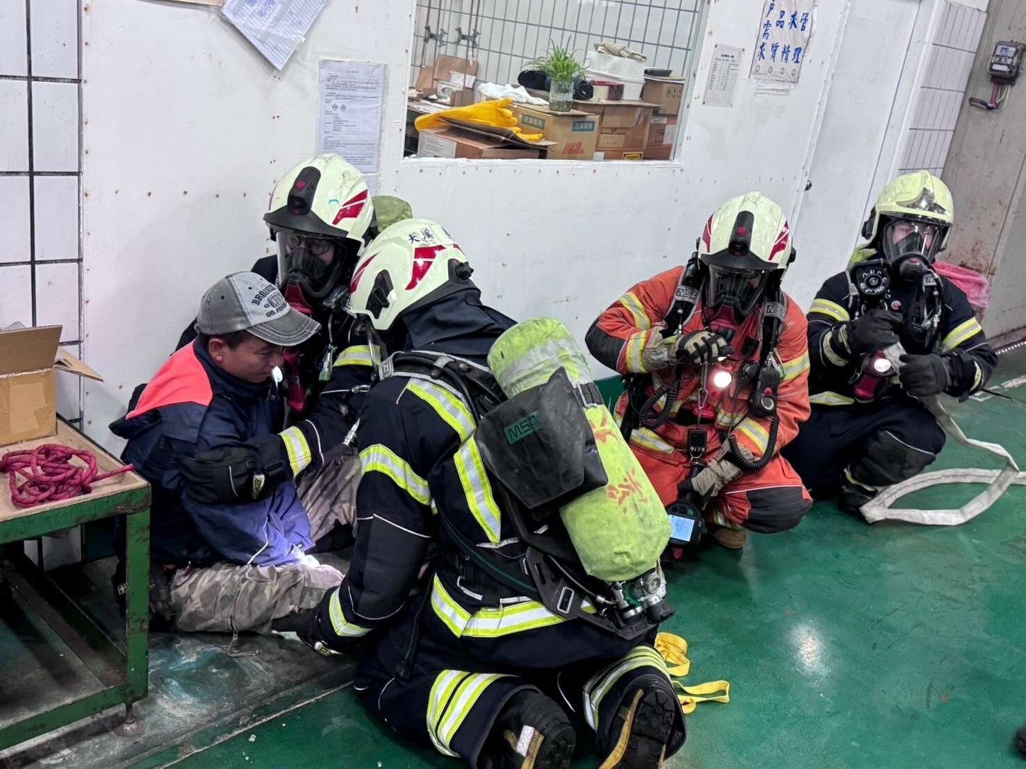 此次演練模擬位於廠區1樓電鍍作業區發生火災,公司人員立即啟動自衛消防編組。圖:消防局提供