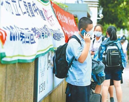 
教育部原定在2月開學前，完成修正校園行動載具使用原則，迄今卻未見相關規定公布。此為示意圖。（本報資料照片）

