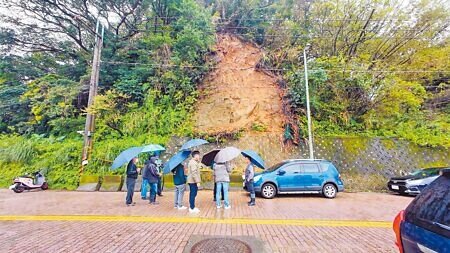 
近日基隆連日下大雨，阿根納船廠附近邊坡有零星土石崩落，當地是熱門景點，議員要求市府應盡快完成邊坡整治。（張志康攝）
