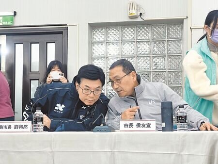 新北市長侯友宜(右)6日出席新莊區行動治理座談會,與副市長劉和然(左)交換意見。(呂健豪攝)