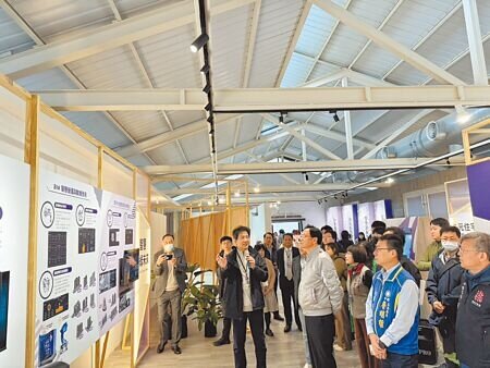 
桃園市住宅發展處成立10周年，3月6日至16日在中原文創園區辦「探桃園住宅政策成長史」成果展。桃園市長張善政說，今年4月起住發處將更名為社宅與都更處，以更宏觀的住宅政策打造宜居桃園。（廖姮玥攝）
