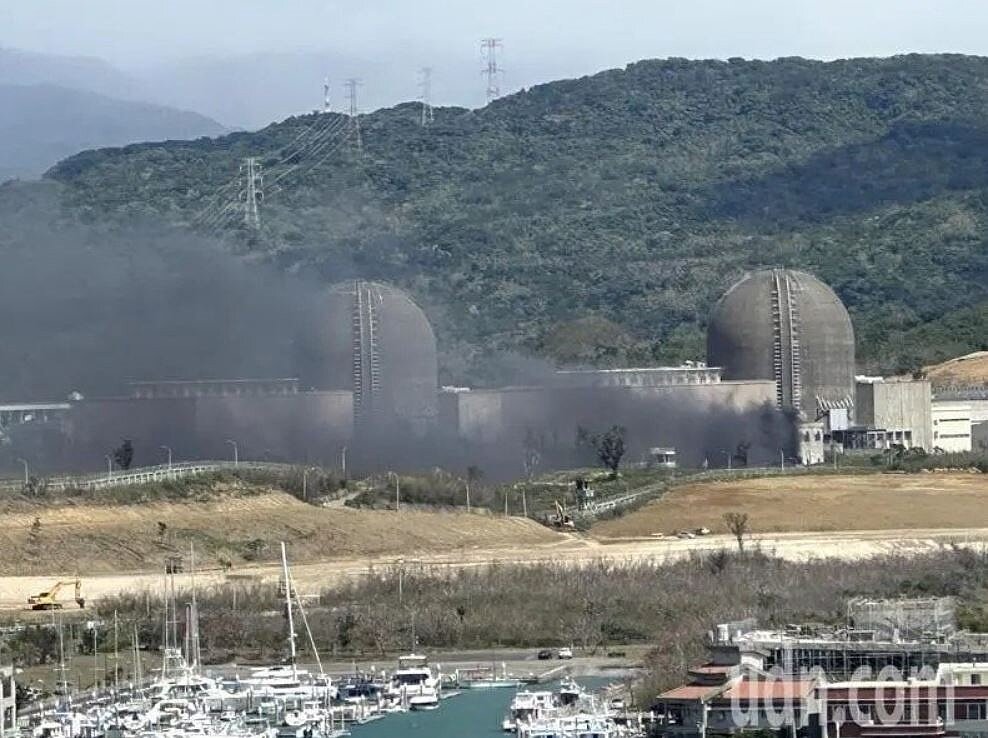 屏東縣恆春鎮第三核能發電廠6日上午傳出火警，現場冒出大量濃煙。圖／民眾提供
