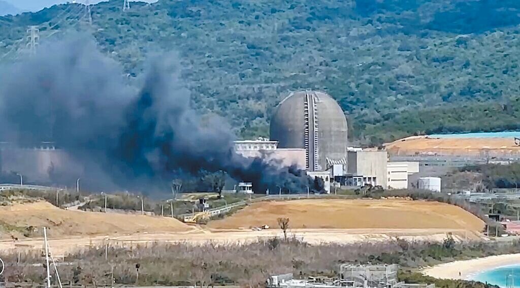 核三廠6日驚傳火警,大量黑色濃煙直竄,看得恆春居民膽顫心驚。(民眾提供/謝佳潾屏東傳真)
