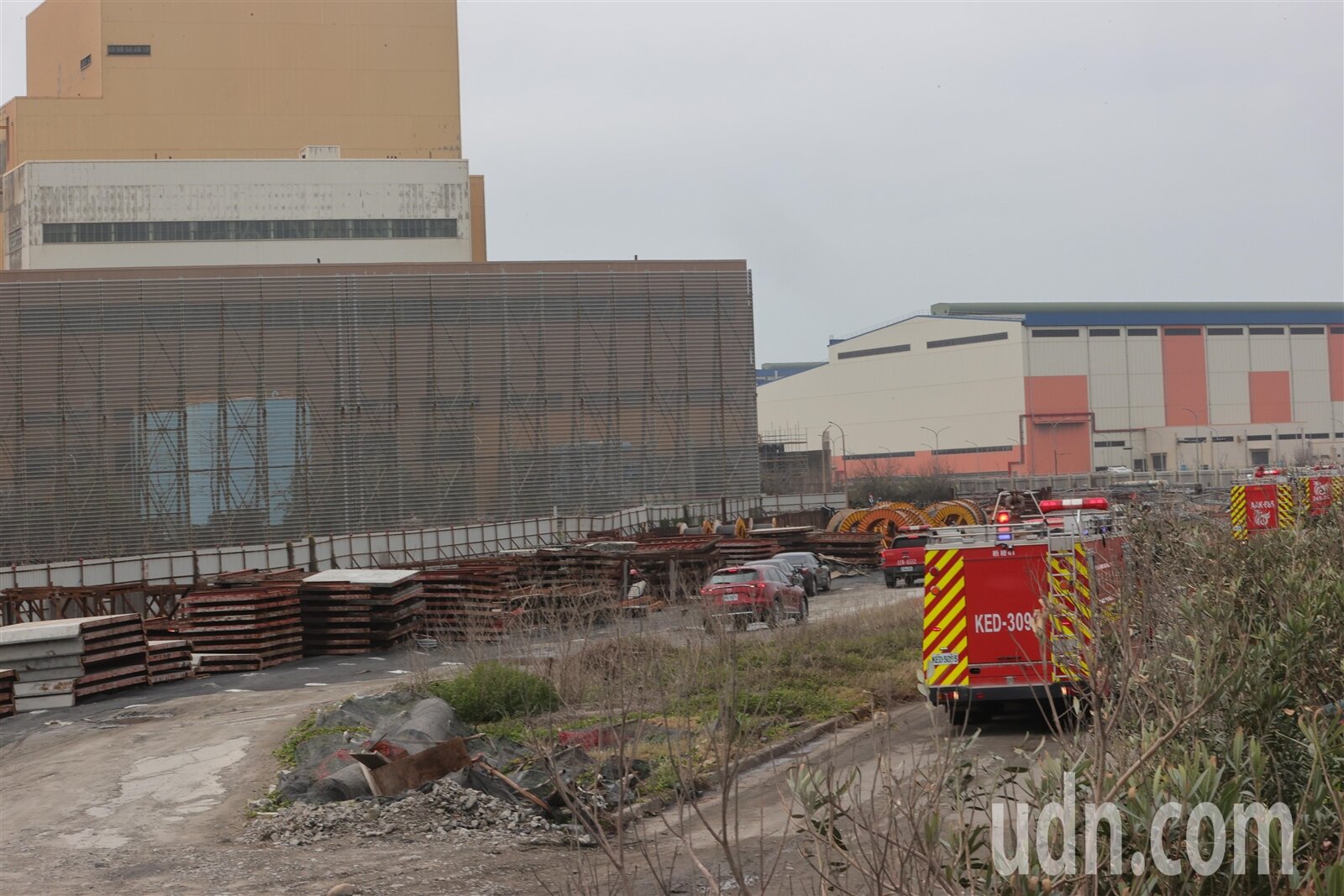 台電台中火力發電廠廠區內工地3月7日傳火警，周邊黑煙密布，火勢迅速獲得控制。記者黃仲裕／攝影 