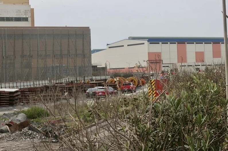 台電台中火力發電廠廠區內工地3月7日傳火警,周邊黑煙密布,有路過駕駛直喊「好臭」、「快跑」。詳情仍待了解。圖/記者黃仲裕攝影