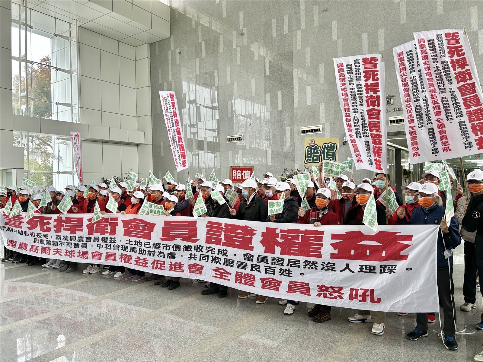 對於會議的結果,球場會員權益促進會群情激憤,當場拉白布條抗議。記者宋健生/攝影