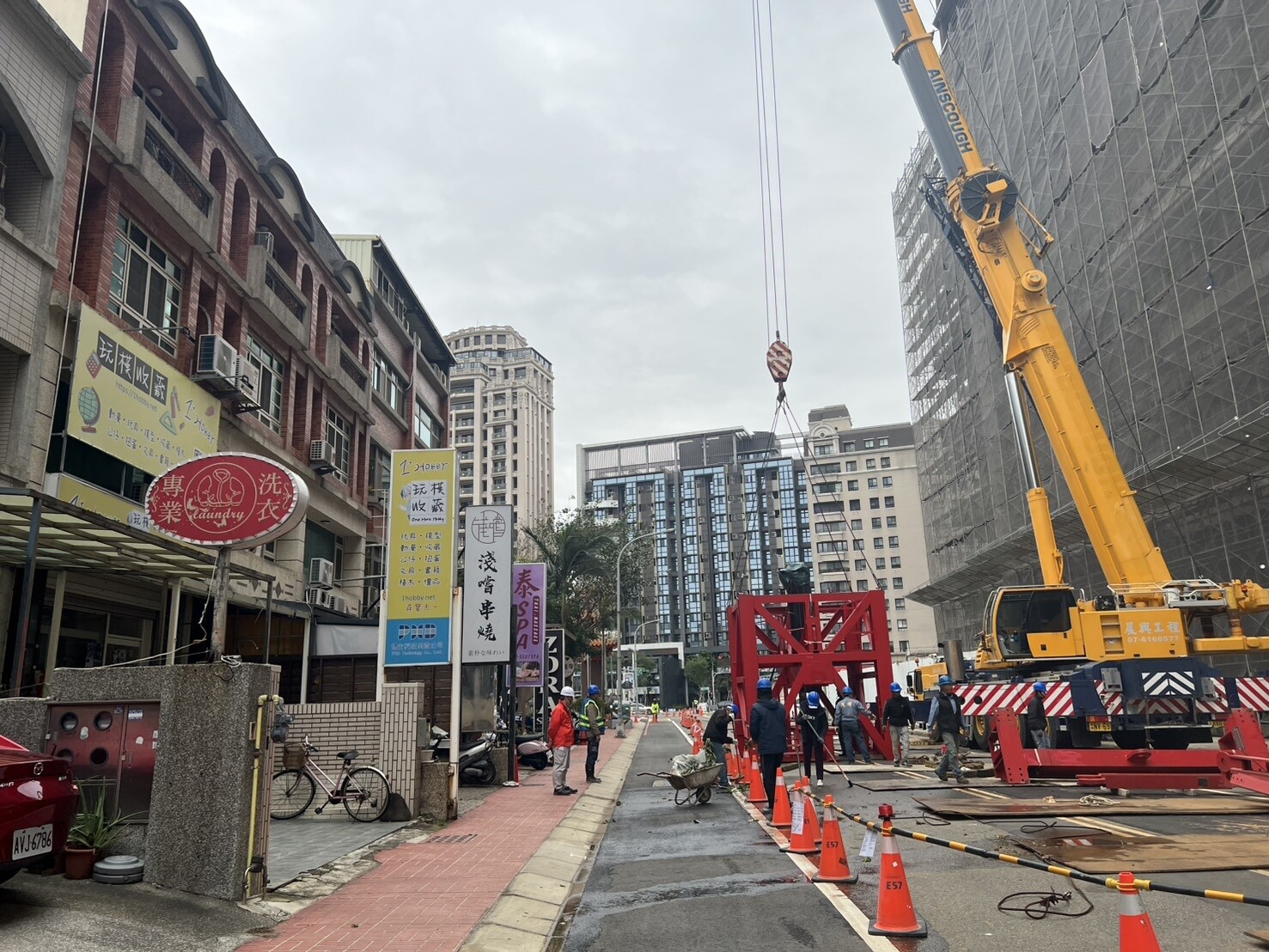 竹北「豐采520」建案在天坑事件後，導致鄰近道路多次封閉，近期復工再掀爭議，大型機具進駐，讓周邊10多間的店家無法營業。記者郭政芬／攝影 
