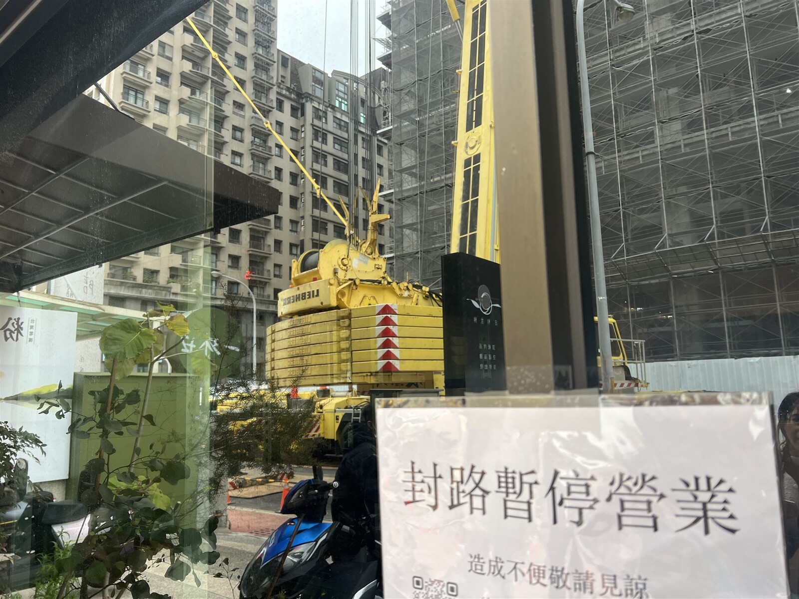 店家說，封路期間車輛難以通行，人也得走在大型機具旁，店家難以營業，一次次的封路，業者還要負擔房租、員工薪資等，大家都快撐不下去。記者郭政芬／攝影 