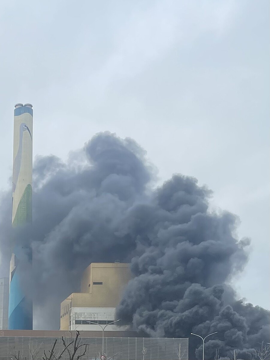 台中火力發電廠上午10時13分起大火,滾滾濃煙竄天際,10時45分撲滅。圖/取自網路