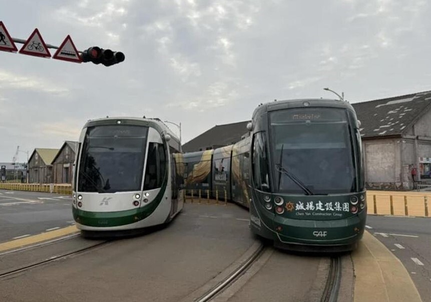 高雄輕軌一輛列車本周二4日上午9時許,在停靠C13駁二蓬萊站,乘客陸續上車後,列車卻長達近9分鐘未發動,乘客驚覺是駕駛員睡著。非事發照。圖/記者宋原彰攝影