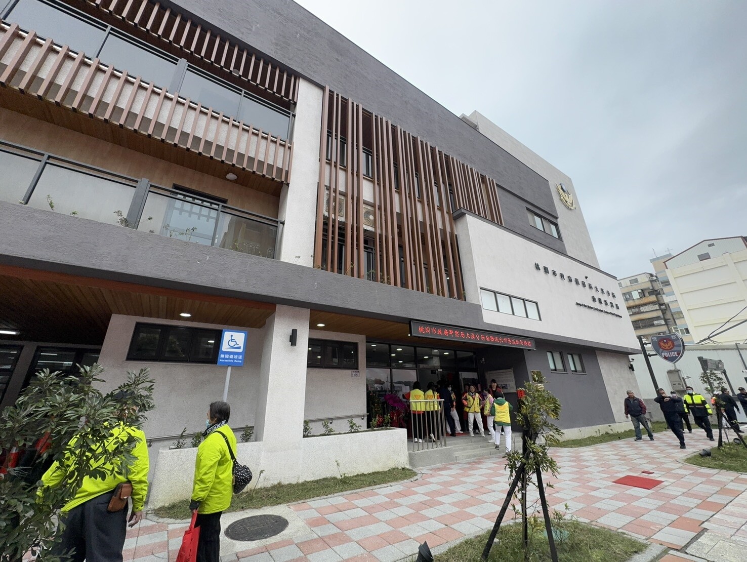 建物整體以綠建築木藝古城概念、融合大溪老街歷史文化背景及大溪木雕特色。圖:警方提供