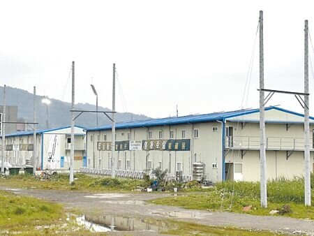 新北市新泰塭仔圳市地重劃案當中的文中三用地現況為重劃工程工務所。(呂健豪攝)