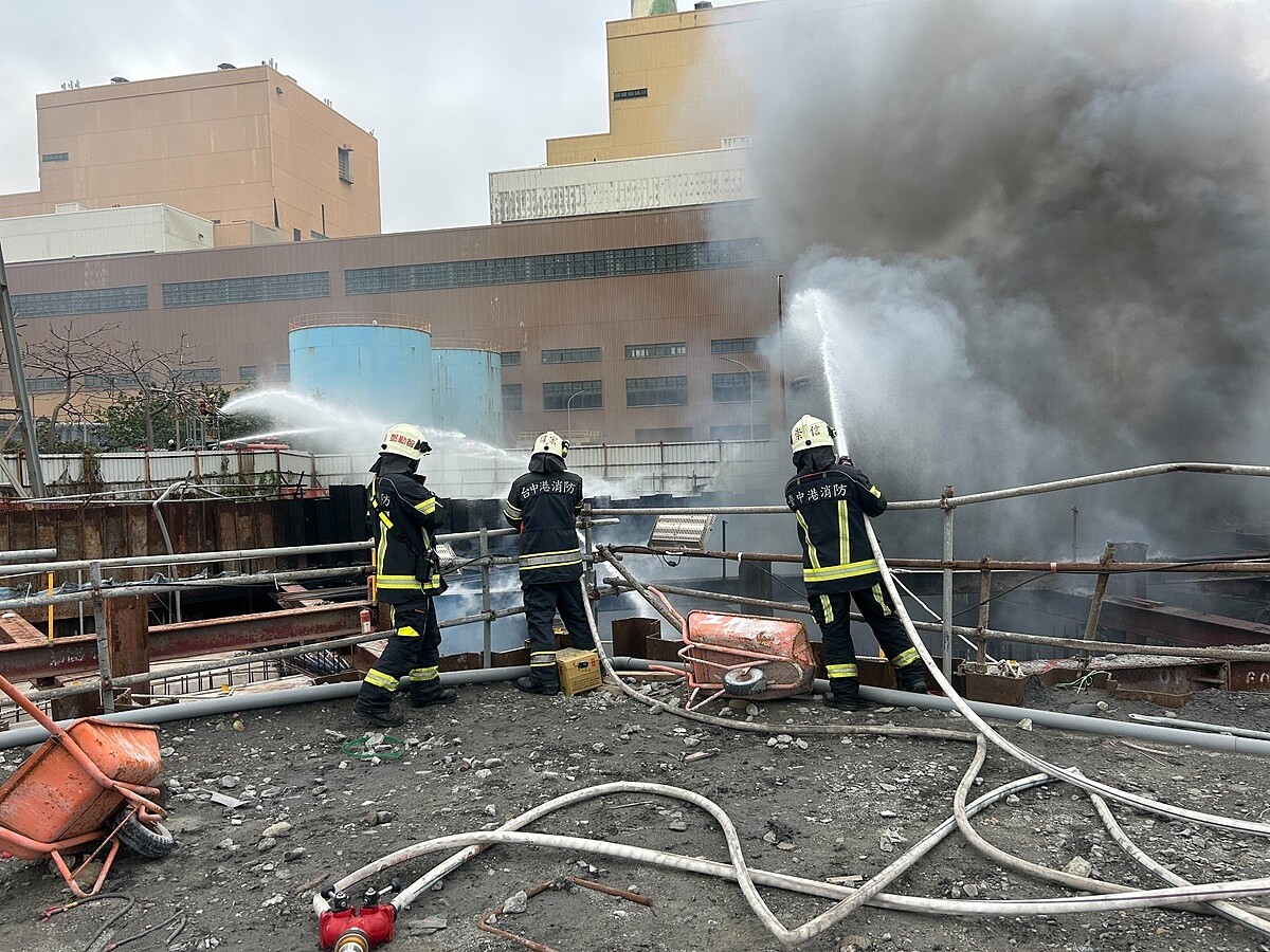 台電台中火力發電廠廠區內工地3月7日火災,周邊黑煙密布,有路過駕駛直喊「好臭」、「快跑」。記者黃仲裕/翻攝