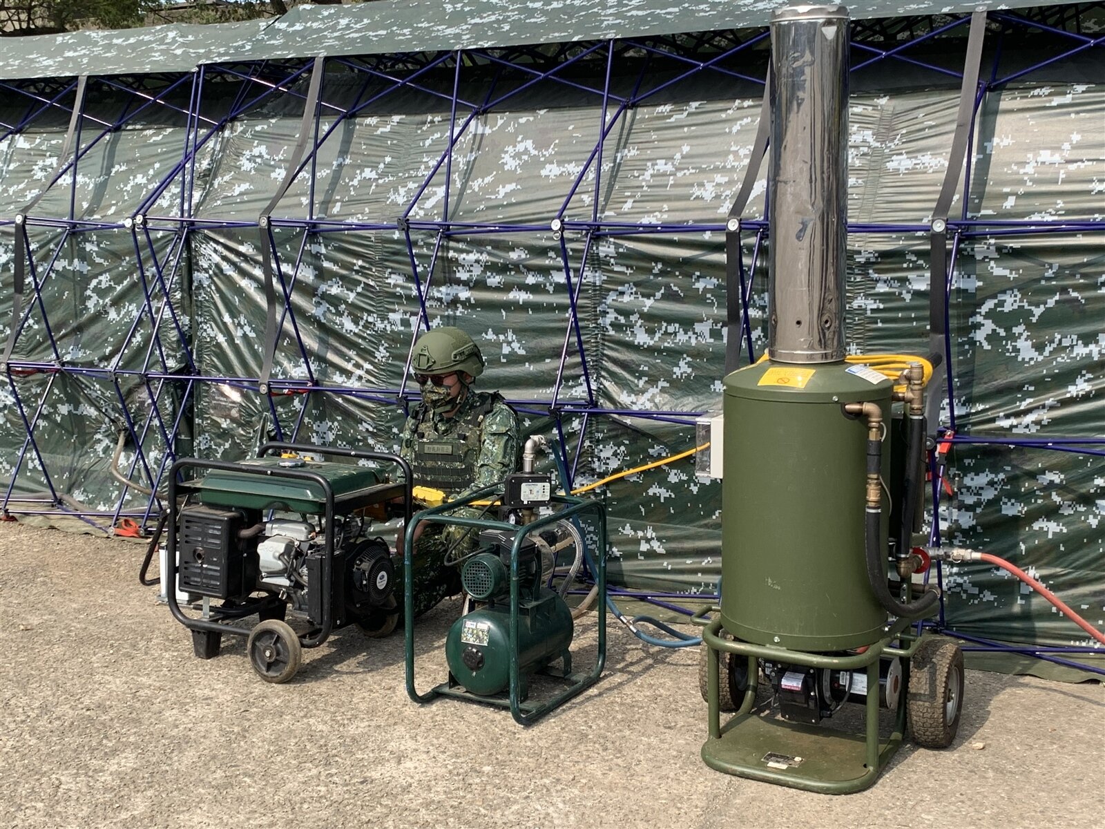 陸軍司令部今日表示，陸軍全軍各營區均全年度供應熱水。圖為示意，為野戰熱水沐浴機。記者洪哲政／攝影 