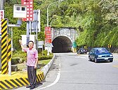 大溪測速器　躲3告示牌後面