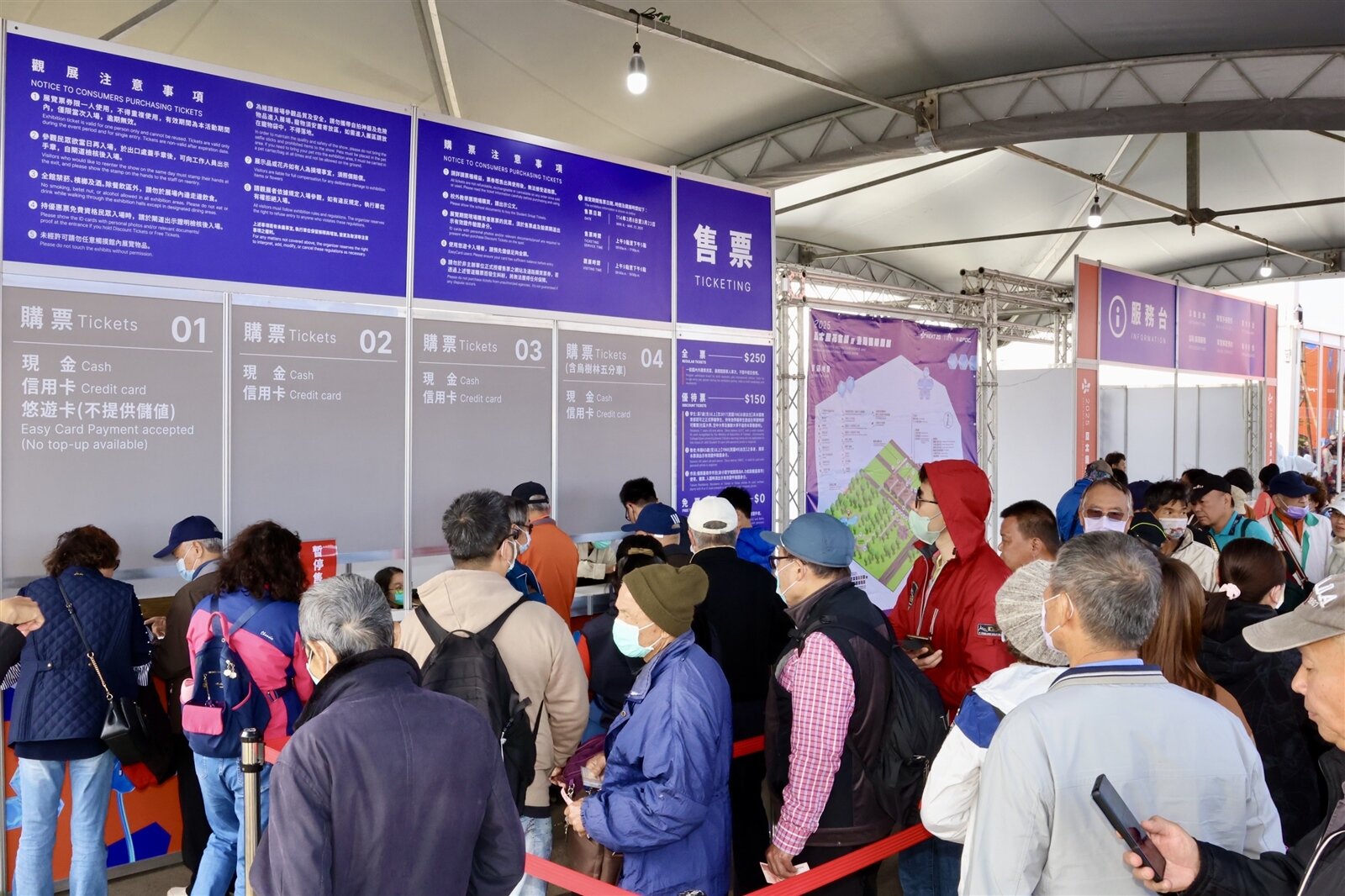 台南市府趁今天婦女節宣傳國際蘭展女性免費進場,一大早就有很多民眾排隊等候進場。記者周宗禎/攝影