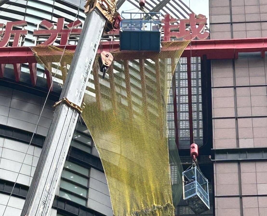 新光三越搭建圍網拆除外牆懸掛物,預計3月31日完成。圖/市府提供