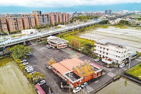 
宜蘭市鎮安廟位於鐵道以東約60公尺，高鐵宜蘭站預定地位於鎮安廟北側，圖中鐵道與鎮安廟間的建物為凱旋社區活動中心。（李忠一攝）
