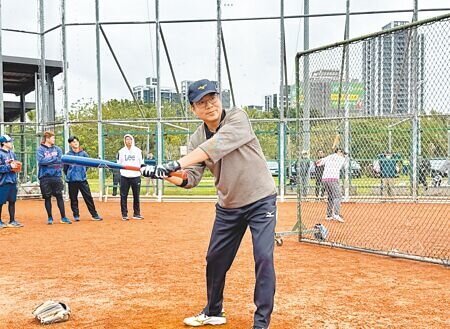 新北市副市長劉和然8日參加世壯運壘球集訓,談到城市經營說「有的人看的是下次選舉」,但事務官或是有長遠規畫的人,看的是制度跟未來的長治跟永續發展。(柯毓庭攝)