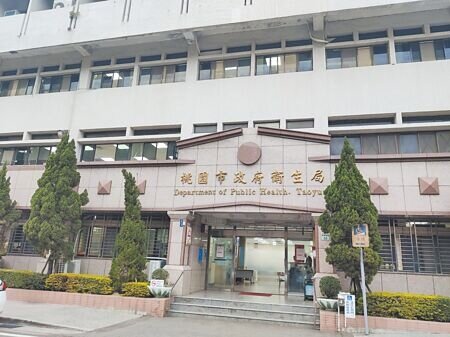 
桃園市出現首例本土麻疹個案，為20多歲男性，是日前匡列之接觸者之一，桃園市衛生局呼籲，3月1日下午2時曾至遠傳中壢龍東直營門市者，若出現疑似感冒症狀，請佩戴口罩，並聯絡衛生局安排就醫。（賴佑維攝）
