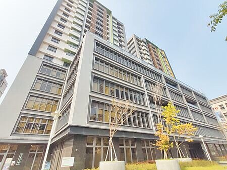 桃園市首座社會住宅「中路二號」今年9月底滿租6年,除了99戶政策戶可再續租「3+3」年之外,113戶一般戶無法續約,將整理後釋出。 (賴佑維攝)