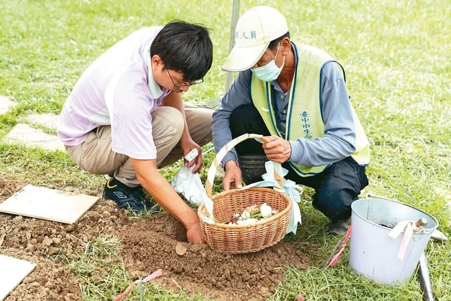 火化後骨灰經特殊研磨處理,葬埋在綠草如茵的生命園區內,回歸自然。圖/中市民政局提供