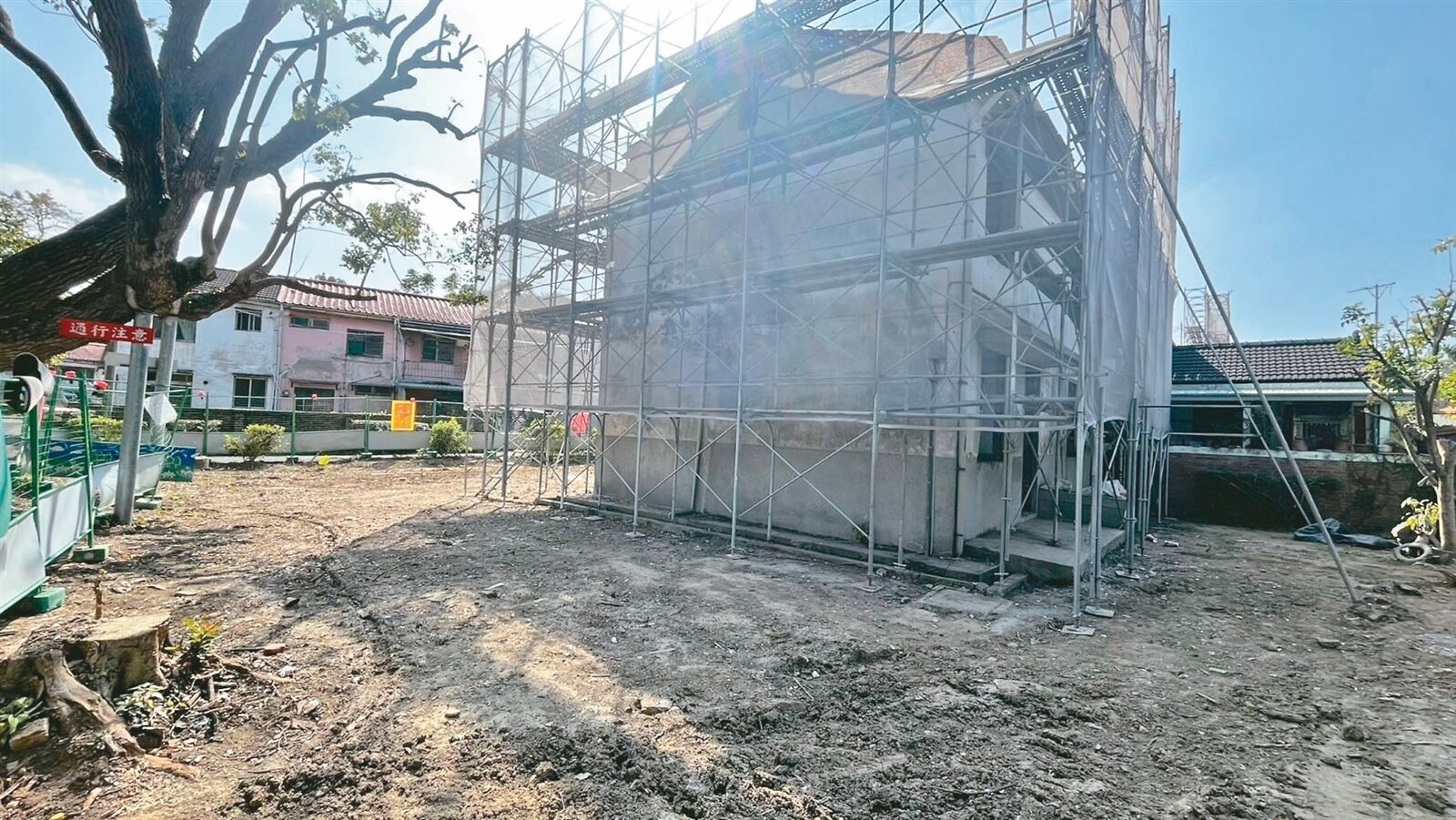 中興新村宿舍群閒置廿多年,普遍老舊失修,重新整建是項大工程。記者江良誠/攝影