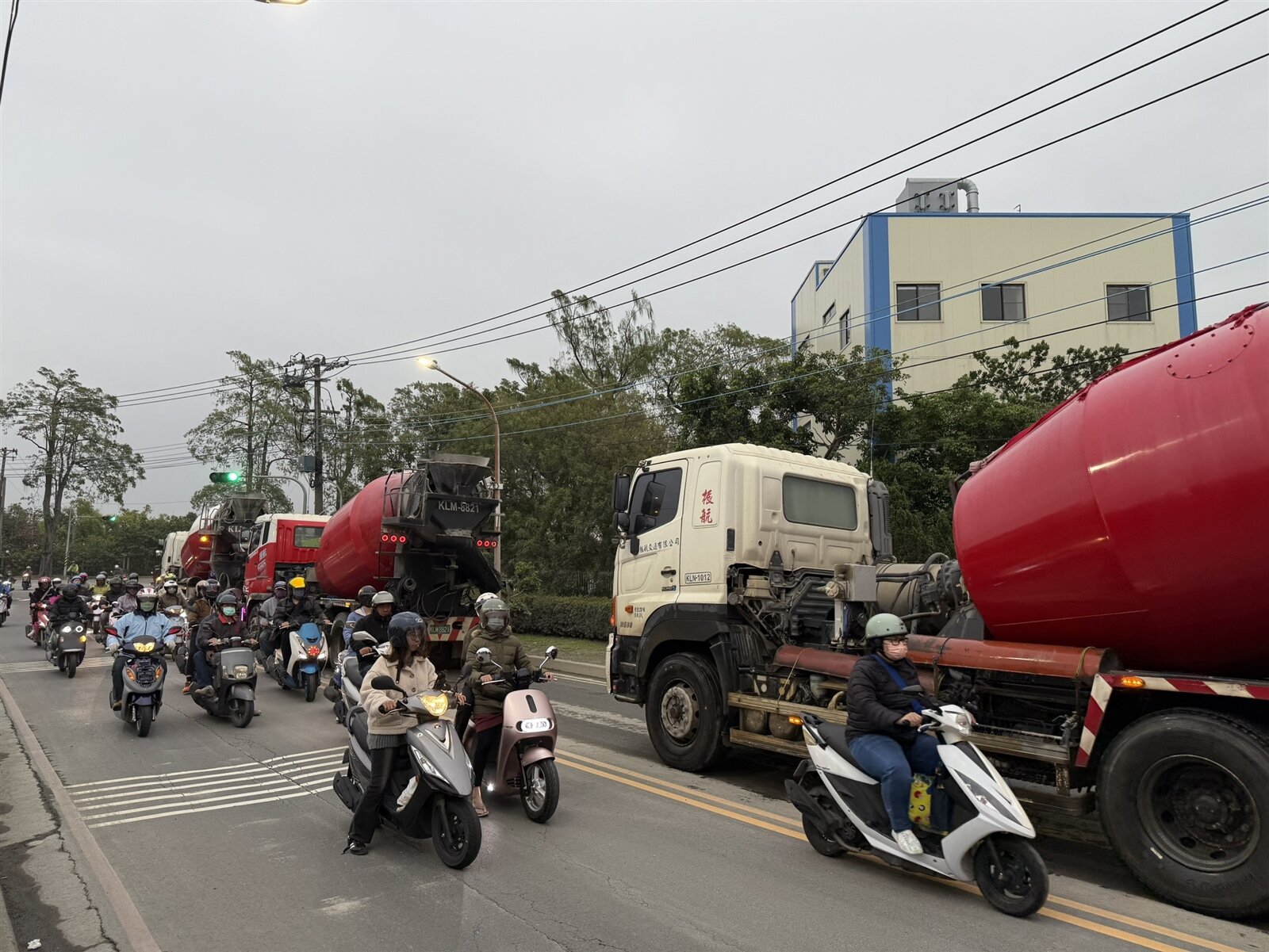 高雄台積電P3廠正在灌漿，大量預拌混凝土車進出廠區東門，造成當地交通量大增，地面全是泥沙、泥水，地面也有多處壓毀破損。記者宋原彰／攝 