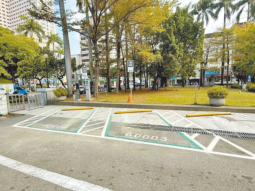 台中市交通局前停車場試辦設置「電動車格消防間隔」,避免電動車起火時波及鄰近車輛。圖/台中市交通局提供