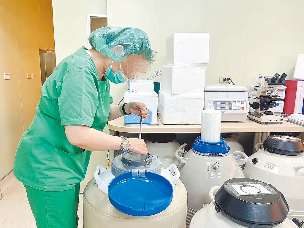 近年台灣女性凍卵人數逐年攀升,但凍卵後的使用率僅4.5%。示意圖為將卵子存放至液態氮中。圖/好韻生殖診所提供