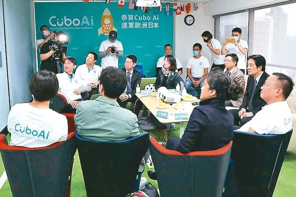 雲云科技公司爆發刺殺事件,起因疑是內部霸凌事件。圖為2021年時任副總統的賴清德(右二),參觀雲云科技公司,由公司董事長曾志欣(右一)率團隊接待。圖/取自總統府網站