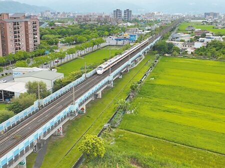 為解決台北到宜蘭交通阻塞問題,交通部鐵道局規畫「北宜直線鐵路」及「高鐵延伸宜蘭」2方案,均具備容量擴充、縮時優勢。(吳佩蓉攝)