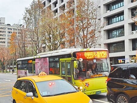 
台北市公車車門近3年夾傷乘客事故件數逐年攀升，月底將開訓的「公車學院」會把防夾列入課程重點。（予菱攝）
