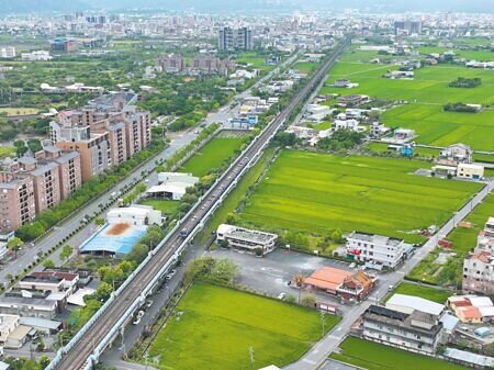 交通部鐵路局日前在宜蘭大學舉辦「高鐵延伸宜蘭計畫」第二階段環境影響評估公聽會,會場聚集近400位民眾,高鐵規畫區內居民兩樣情,有人發現原來房地可能會被徵收,也有人樂見高鐵能帶動發展提升房價。(吳佩蓉攝)