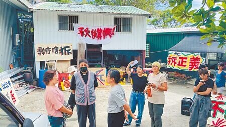 反美麗灣度假村案人士林淑玲(左三)與其母位於莿桐部落的住所,遭台東縣政府認定是違建,縣府去年執行拆除時受阻。目前林家持續上訴至最高法院,爭取土地畫入原住民保留地。(蕭嘉蕙攝)