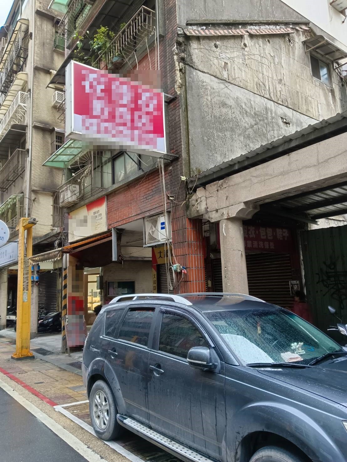 周男在基隆市義二路停車時,被2樓剝落的磁磚砸中受損。車主向住戶求償近10萬元被法官駁回,原因是告錯人了;圖非新聞車輛。記者邱瑞杰/攝影