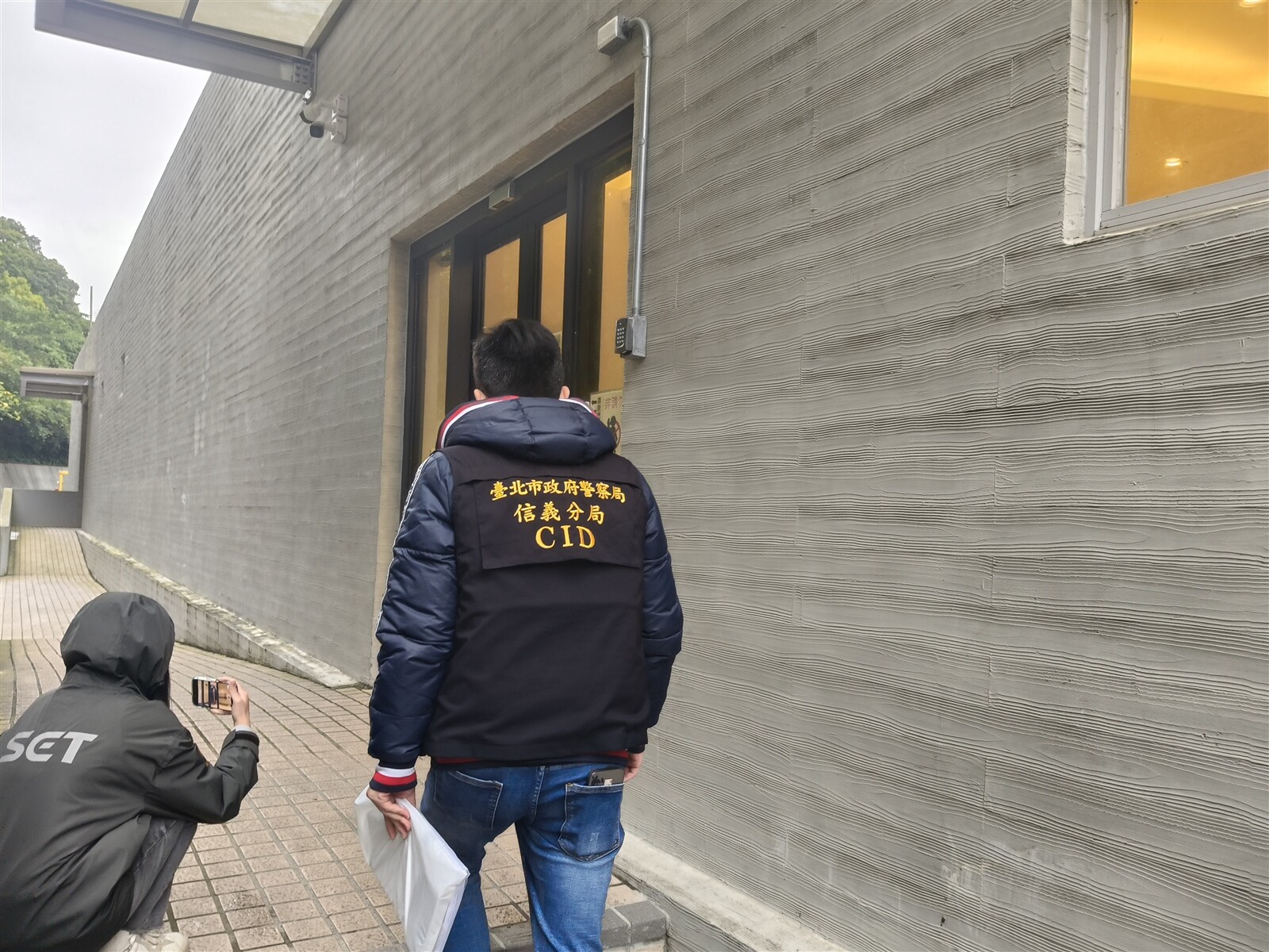 雲云科技公司爆發殺人案後，台北市信義警分局警員配合檢察官相驗該公司梁姓技術長遺體。報系資料照，記者廖炳棋／攝影 