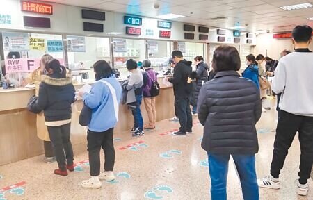
台北區醫學中心預計今年第二季實施「醫院個別總額制」，未來如何兼顧醫療服務和民眾需求，仰賴各醫院的功力。圖為民眾在醫院排隊領藥。（本報資料照片）
