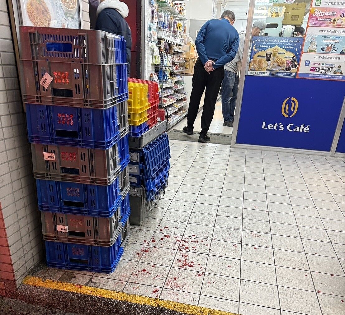 台北市西門町街頭9日晚間有3名少年遭持刀砍傷,經送醫無生命危險,警方鎖定涉嫌動手的4名少年,陸續帶回詢問。圖/聯合報記者李奕昕翻攝