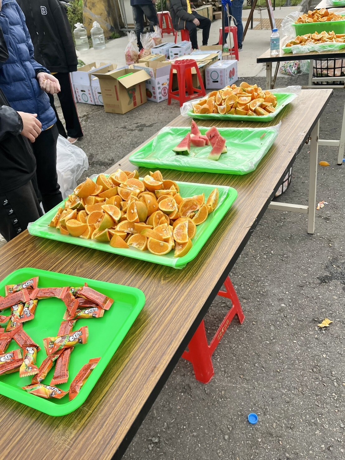 賽道補給豐富多樣,有水果、運動飲料、小蛋糕、巧克力、果凍、鱘龍魚、烤雞、烤滷豬等。圖:大園區公所提供