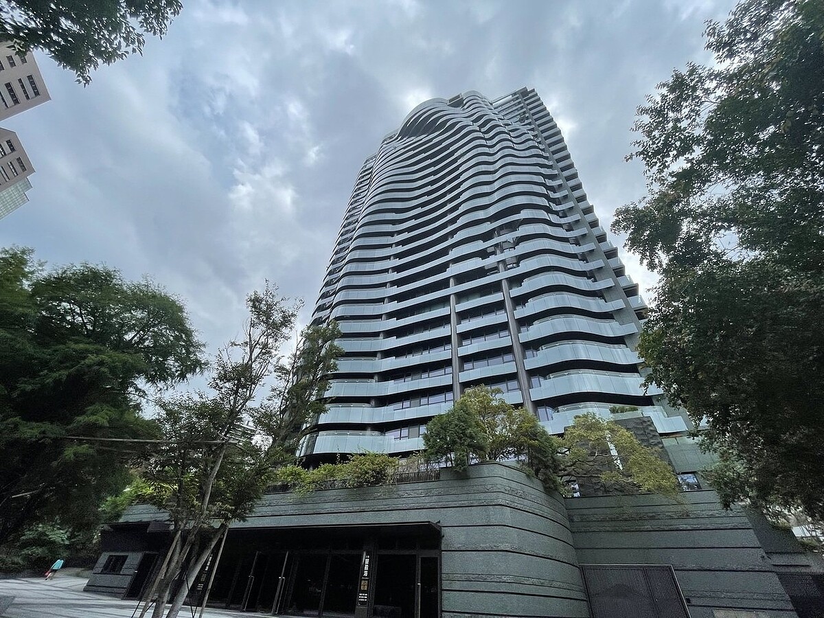 據實價登錄資料,新北市淡水知名豪宅「大隱豐盈海」,去年10月交易中樓層戶,總價1.15億元,共201.62坪,拆除車位後單價約63.8萬元,不僅是睽違三年再度出現破億元的交易,也是區域睽違五年再現每坪6字頭行情。台灣房屋集團提供
