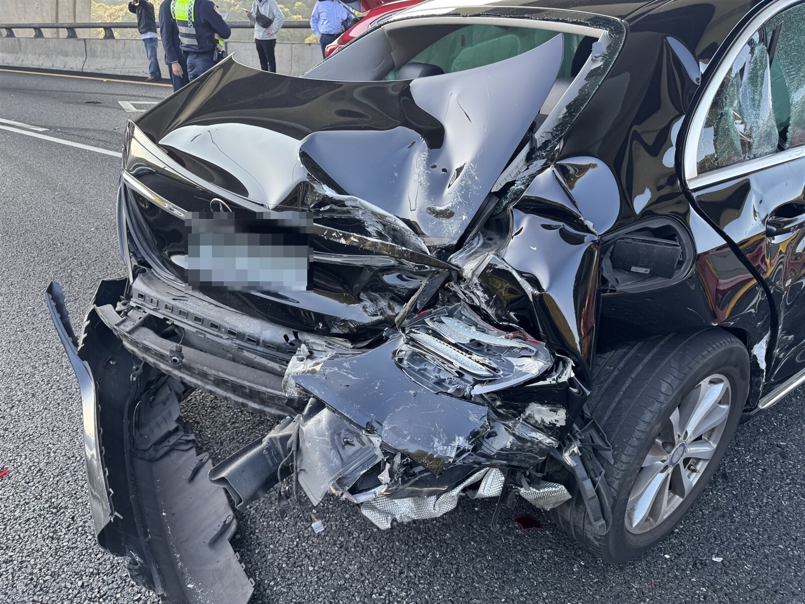 張姓男子駕駛營大客車疑似未保持行車安全距離,失控碰撞前方30歲林姓男子駕駛的小客車。圖:讀者提供