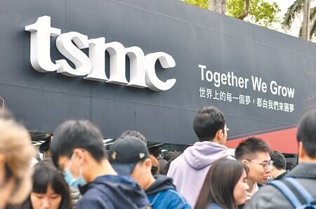 台積電宣布赴美投資1000億美元,股價昨日卻跌破千元大關。(本報資料照片)