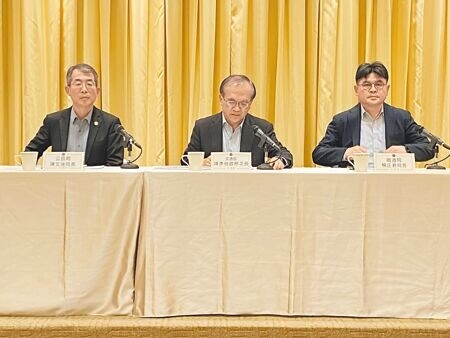 
交通部3月10日舉行記者會，說明近年在花東地區的交通建設狀況，並強調「花東快速公路」可行性評估並沒有退件，而是要求補充內容。（陳祐誠攝）
