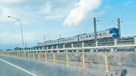 行政院去年底核定總經費達501億元的宜蘭鐵路高架計畫,由於經濟部水利署提出蘭陽溪鐵路橋配合防洪治理計畫,須一併抬升高度,以致經費再增加60億元。(吳佩蓉攝)