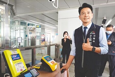 台中市將推出「市民限定乘車碼」,交通局長葉昭甫10日示範以手機嗶一聲,就能輕鬆搭公車。(陳淑娥攝)