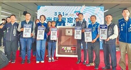 
台中市府交通局長葉昭甫（前排右四）10日表示，21日起透過手機綁定市民限定卡，就能掃碼搭乘公車。（陳淑娥攝）
