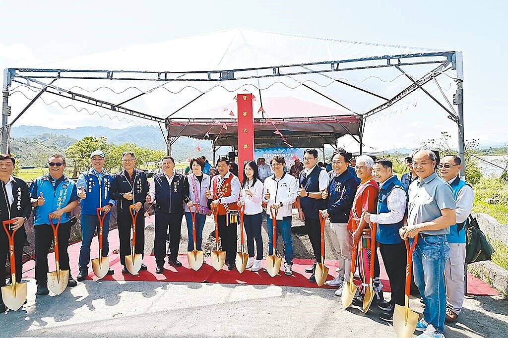 台東縣鹿野鄉寶華大橋年久失修,加上2022年918強震嚴重受損,去年改建工程經費到位,台東縣政府10日舉行動工典禮,新橋預計2027年完工。(台東縣政府提供/蕭嘉蕙台東傳真)