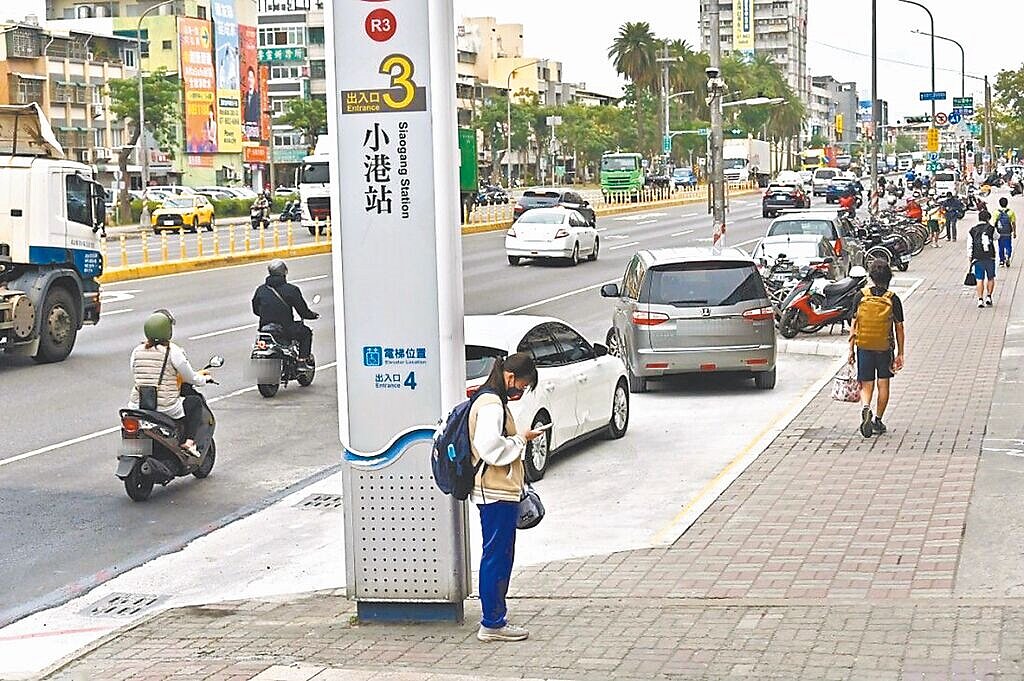 高雄捷運小港站外原無臨停接送區,高雄市工務局增設黃線臨時停車彎供民眾接送使用。(高雄市工務局提供/任義宇高雄傳真)