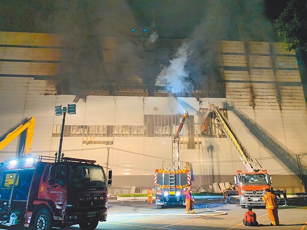 桃園市蘆竹區美福倉儲2022年大火連燒3周才撲滅,創下桃園最長打火紀錄,也造成環境汙染、周邊居民不便與市民健康問題,桃園市修法明定冷凍倉儲要設自動火警探測器,防患未然。(桃園市消防局提供/蔡依珍桃園傳真)